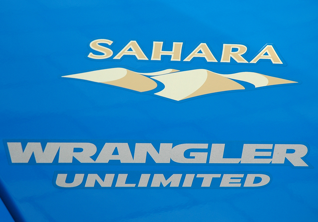 Jeep Wrangler Unlimited Sahara: Modell- und Ausstattungsschriftzug an der Seite. 