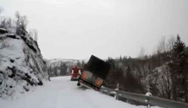 LKW rauscht Böschung hinab! - Bild: Youtube