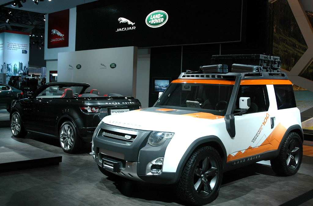 Land Rovers Evoque-Cabrio-Studie links, futuristischer Designkonzept-Defender rechts. 