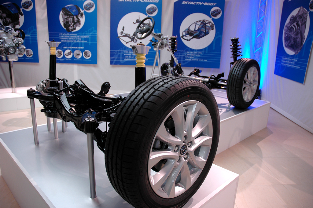 Mazda CX-5: Blick auf ein Chassis-Ausstellungsexponat.