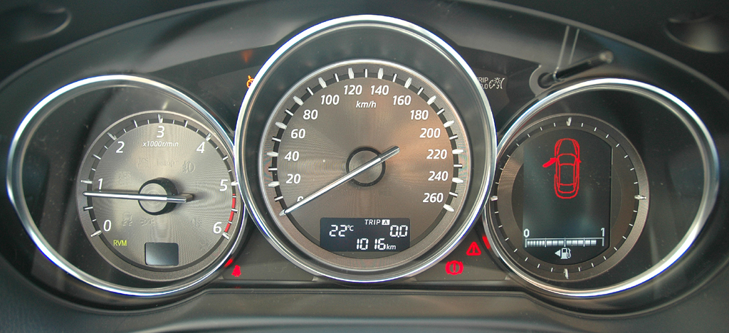 Mazda CX-5: Blick durch den Lenkradkranz auf die Rundinstrumentierung. 