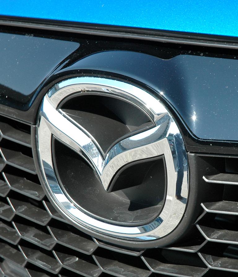Mazda CX-5: Das Markenlogo sitzt vorn im oberen Teil des Kühlergrills. 