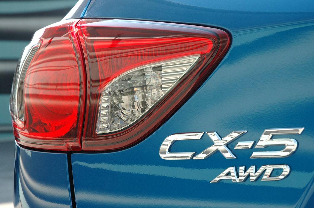 Mazda CX-5: Moderne Leuchteinheit hinten mit Modellschriftzug.