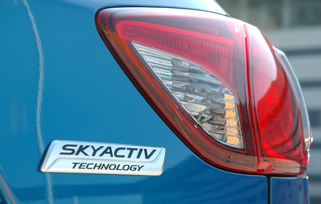 Mazda CX-5: Moderne Leuchteinheit hinten mit Skyactiv-Schriftzug.