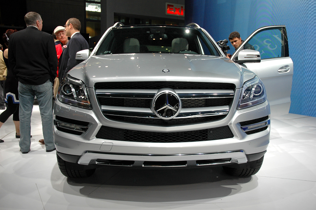Mercedes GL: Blick auf die Front des XXL-SUV: 