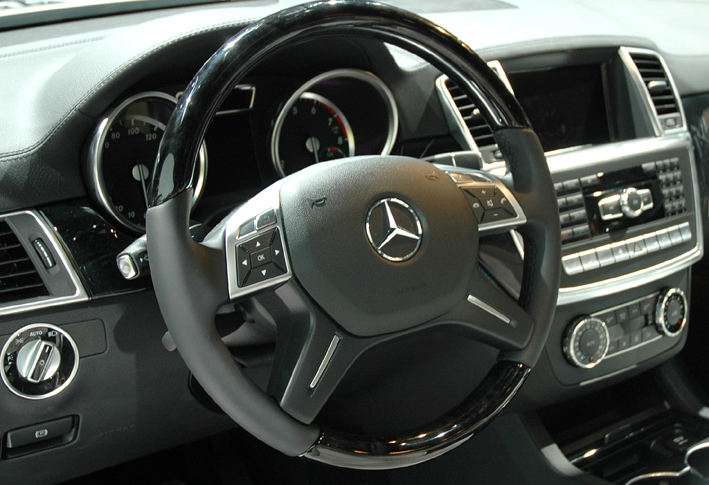 Mercedes GL: Blick ins noble Cockpit mit großflächigen Zierelementen. 