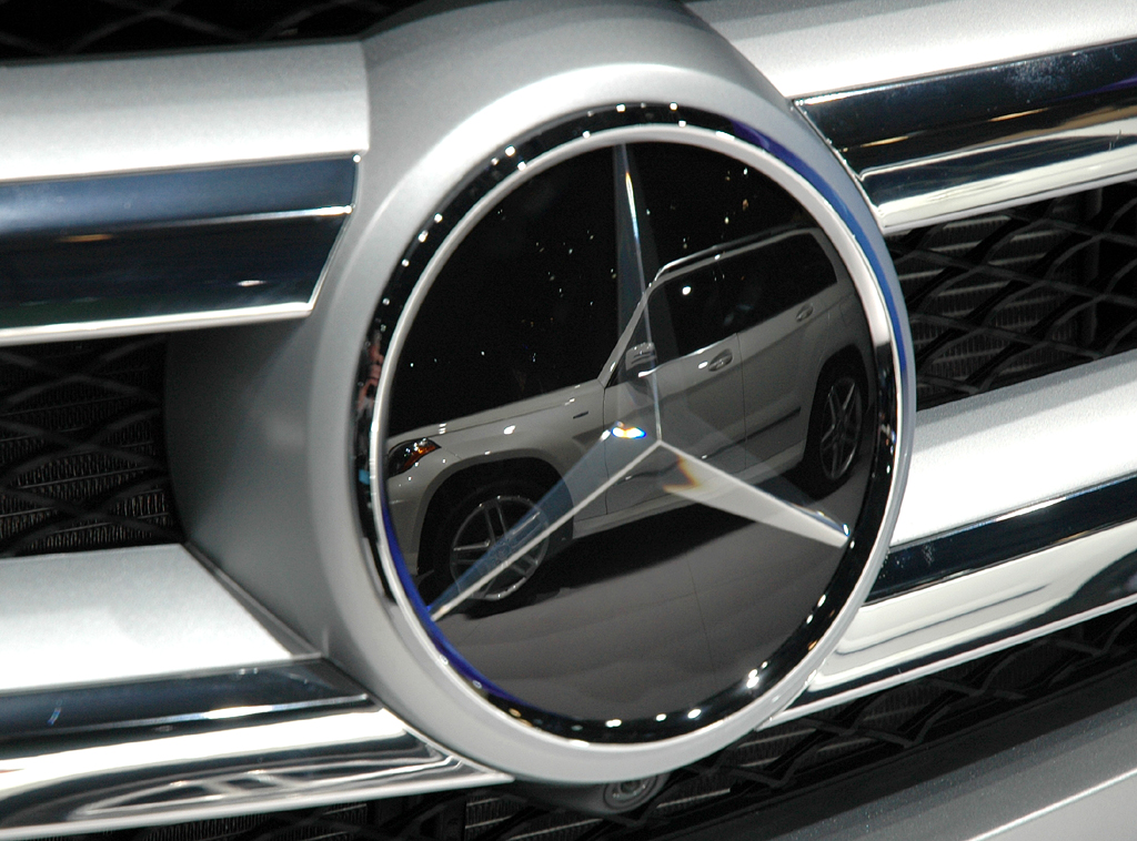 Mercedes GL: Der Markenstern prangt vorn groß im Kühlergrill. 