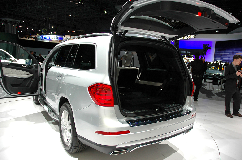 Mercedes GL: Ins riesige Gepäckabteil passen 680 bis 2300 Liter hinein. 