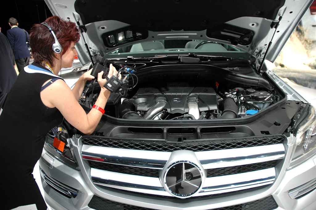 Mercedes GL: (Kamera-)Blick unter die Haube. 