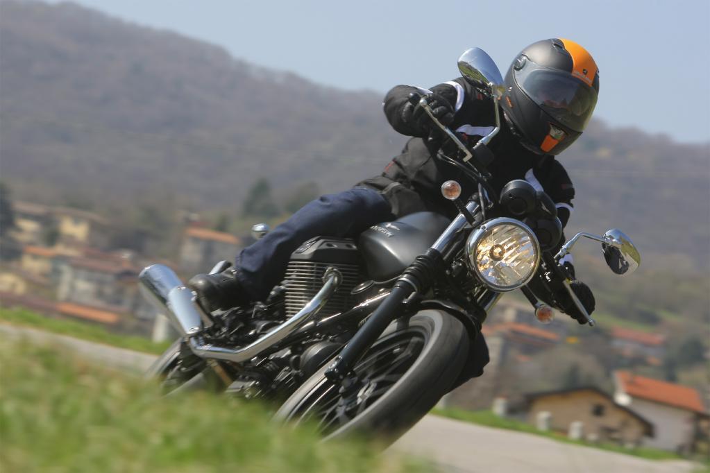 Moto Guzzi V7 Stone: Traditionsmaschine