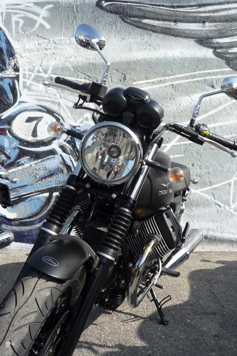 Moto Guzzi V7 Stone: Traditionsmaschine