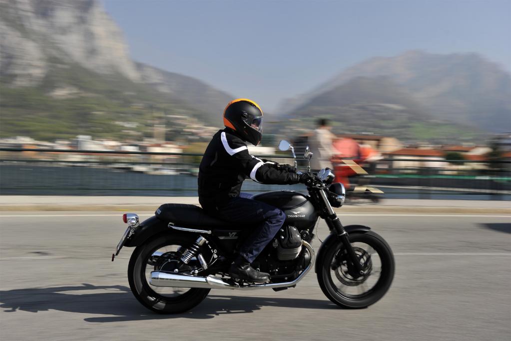Moto Guzzi V7 Stone: Traditionsmaschine