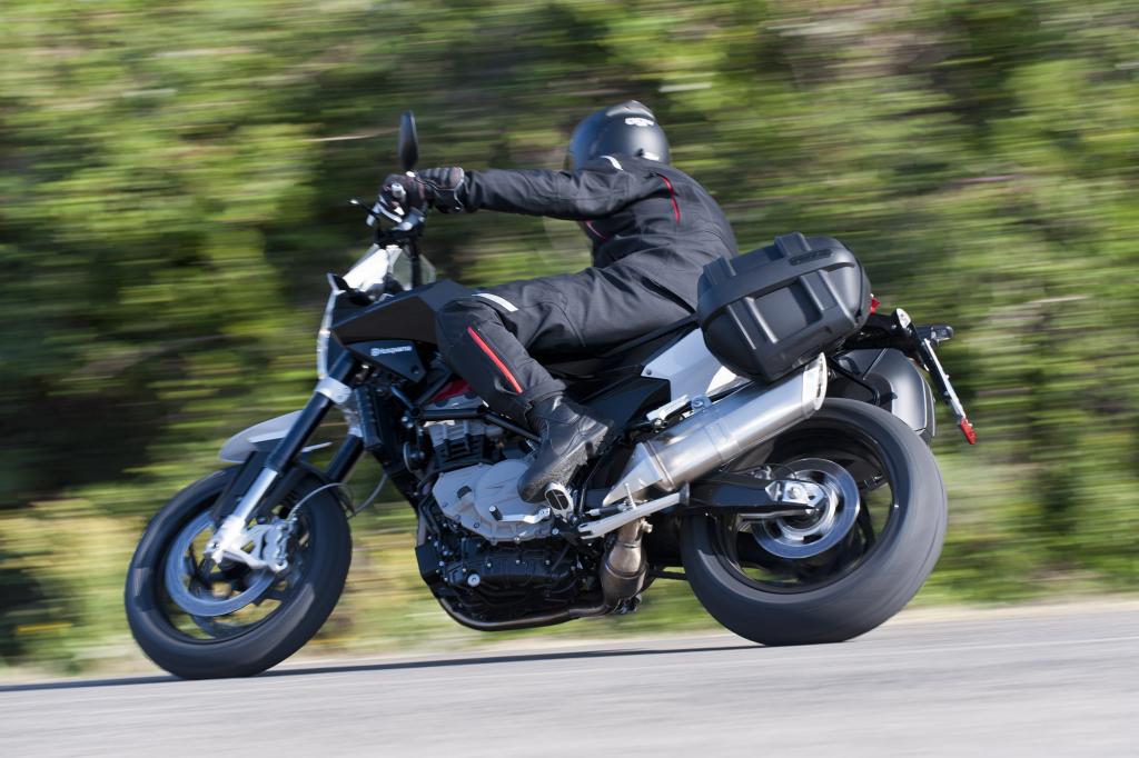 Nuda 900 heißt die Mischung aus wieselflinker Supermoto und einem klassischen Naked Bike für Stadt, Land und Highspeed-Kurven