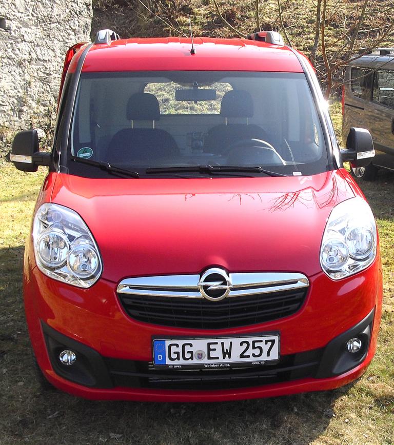 Opel Combo: Blick auf die Front des Kastenwagens. 