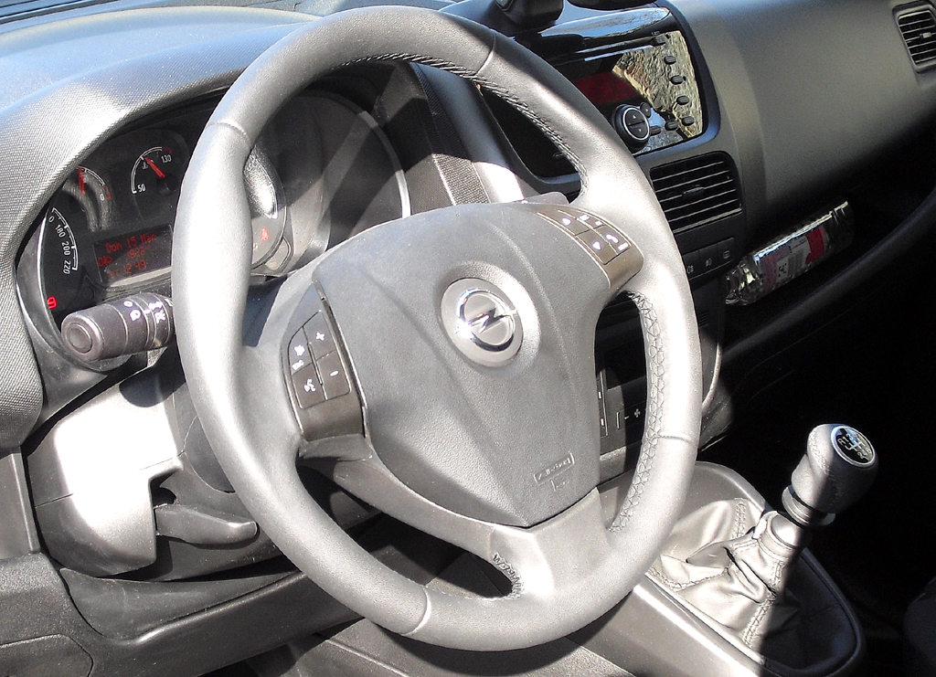 Opel Combo: Blick ins Cockpit. 
