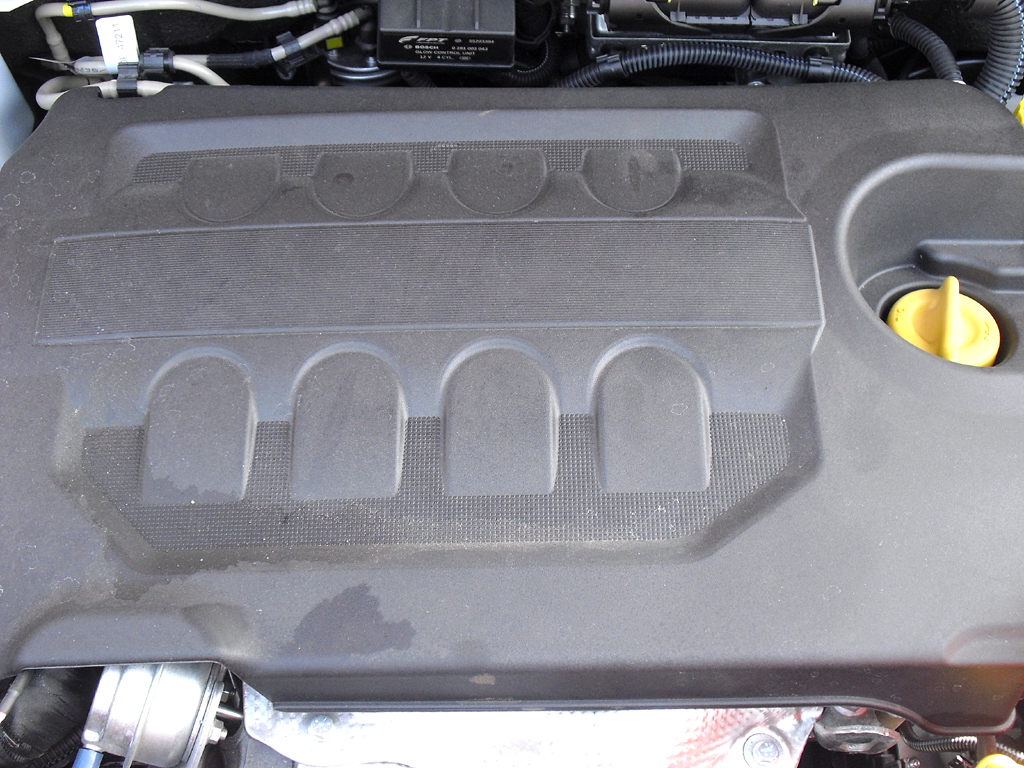Opel Combo: Blick unter die Motorhaube. 