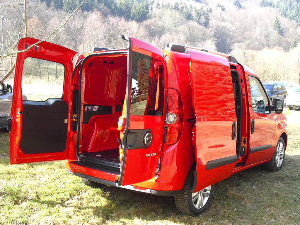 Opel Combo: Der Kastenwagen kann seitlich und von hinten beladen werden. 