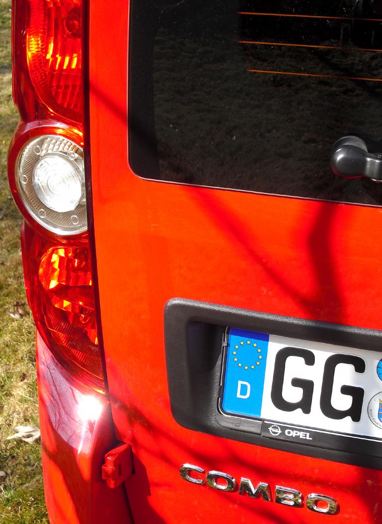 Opel Combo: Vertikale Leuchteinheit hinten mit Modellschriftzug. 