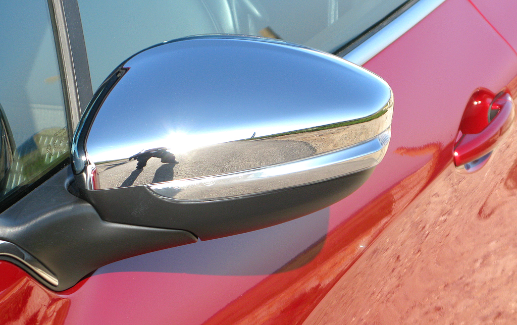Peugeot 208: Blick auf de Außenspiegel auf der Fahrerseite. 