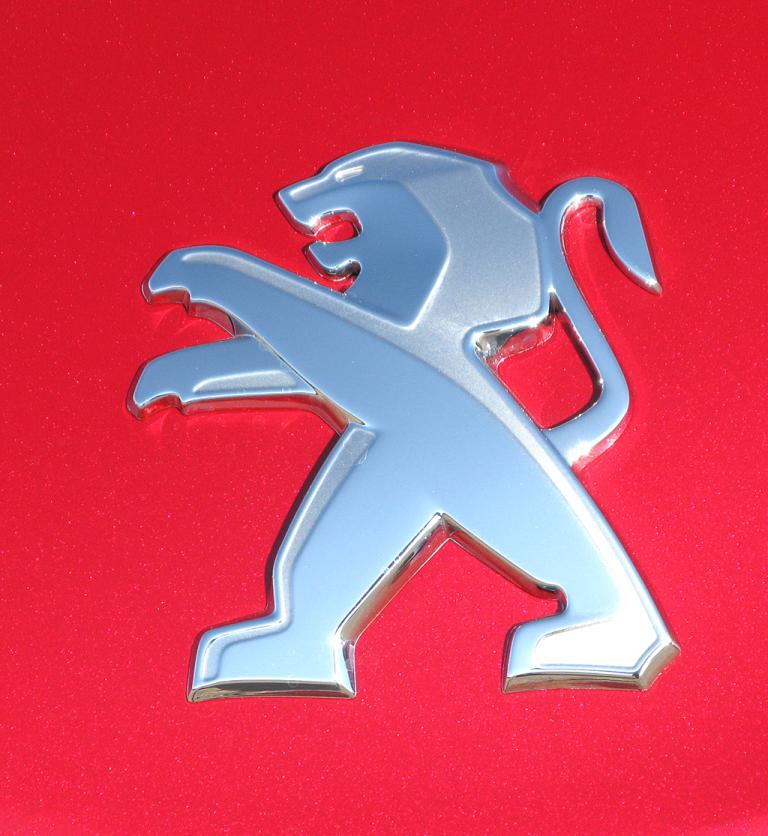 Peugeot 208: Der Löwen-Markenlogo sitzt ganz vorn auf der Motorhaube. 