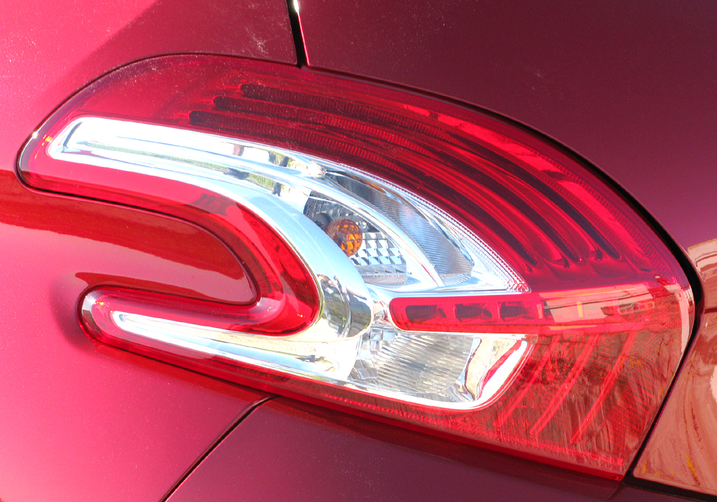 Peugeot 208: Moderne geschwungene Leuchteinheit hinten. 