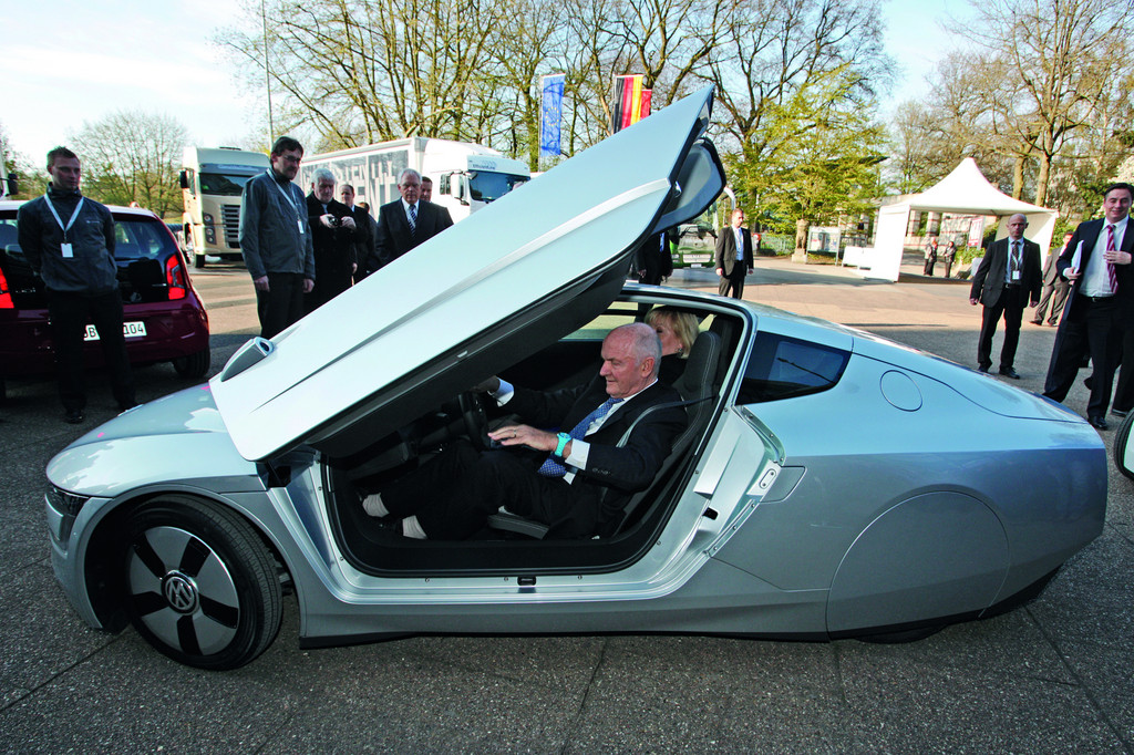 Piëch und Winterkorn fahren mit Ein-Liter-Auto zur HV