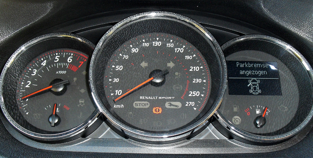 Renault Mégane: Blick durch den Lenkradkranz auf die Rundinstrumentierung. 