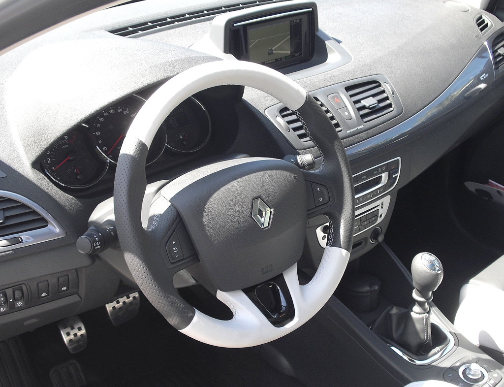 Renault Mégane: Blick ins recht übersichtlich gestaltete Cockpit. 