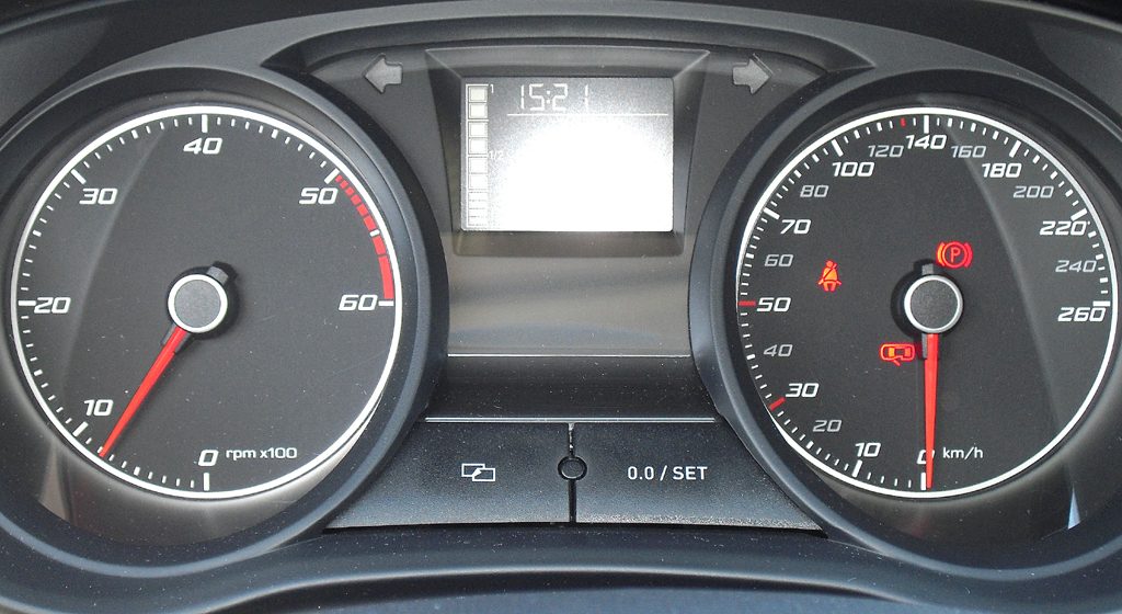 Seat Ibiza: Blick durch den Lenkradkranz auf die Rundinstrumentierung. 