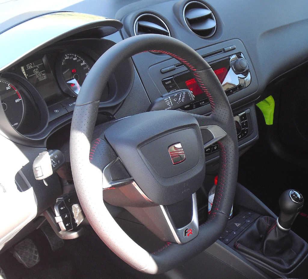 Seat Ibiza: Blick ins recht übersichtlich gestaltete Cockpit. 