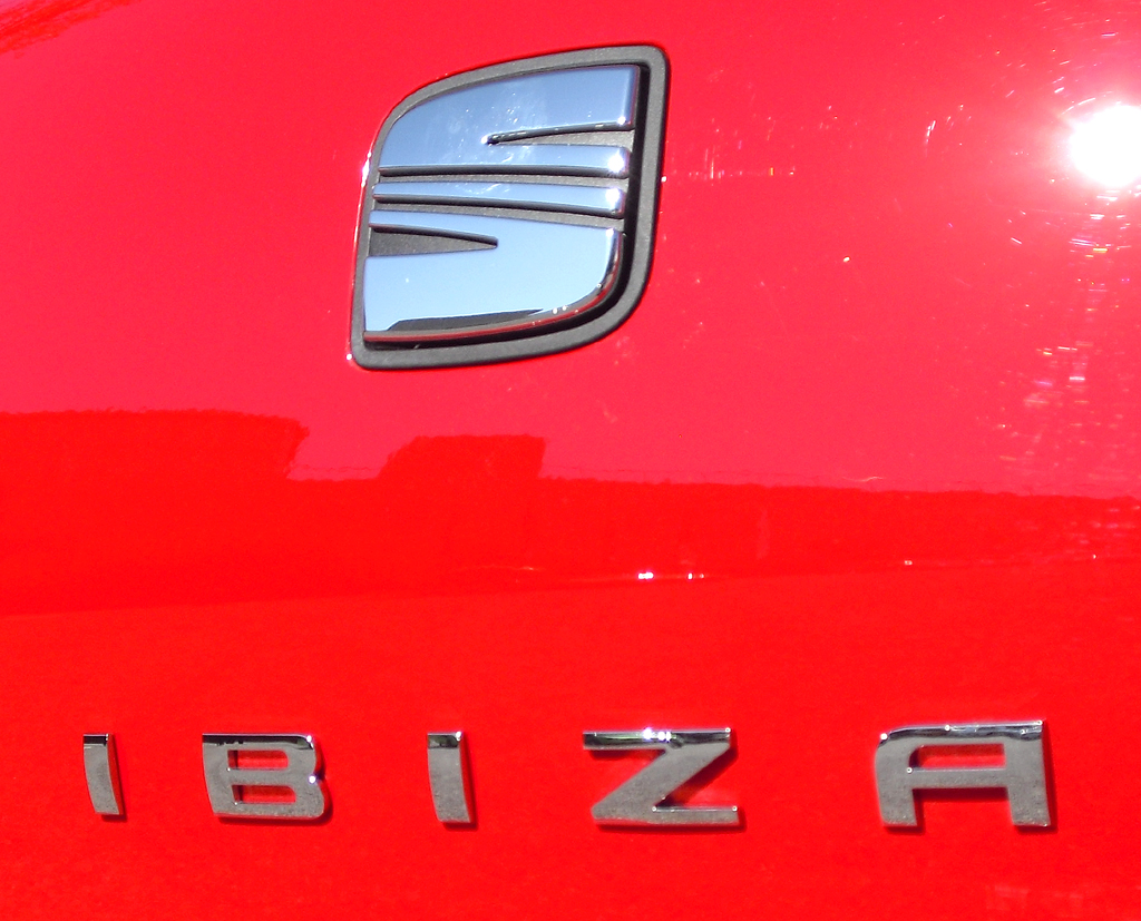 Seat Ibiza: Das Markenlogo dient hinten gleichzeitig zum Öffnen der Heckklappe. 