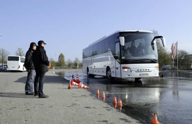 Setra übergibt die 16 Teambusse der Fußball-EM