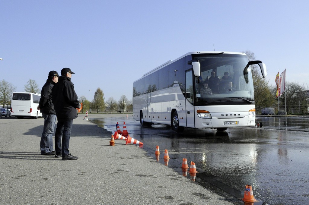 Setra übergibt die 16 Teambusse der Fußball-EM
