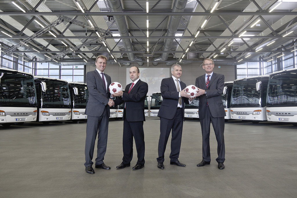 Setra übergibt die 16 Teambusse der Fußball-EM