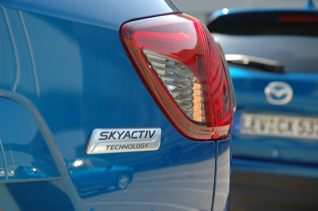 Skyactiv steht für leichtere, effizientere und umweltfreundlichere Autos, ...