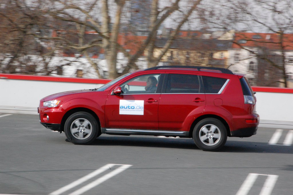 Test Mitsubishi Outlander 2.2 DI-D 4WD Instyle: Spartanischer Kraxler solide verarbeitet