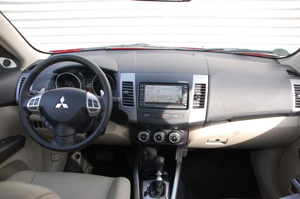 Test Mitsubishi Outlander 2.2 DI-D 4WD Instyle: Spartanischer Kraxler solide verarbeitet