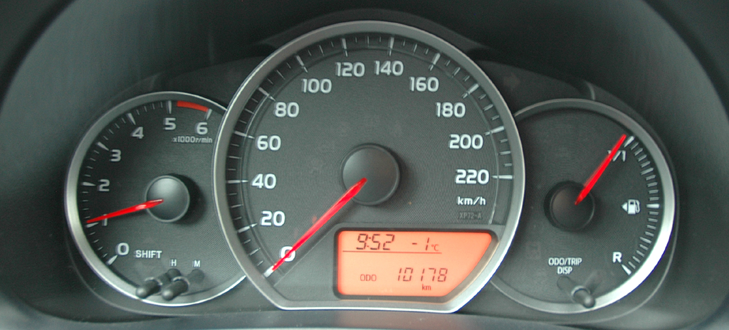 Toyota Yaris: Blick durch den Lenkradkranz auf die Rundinstrumentierung. 