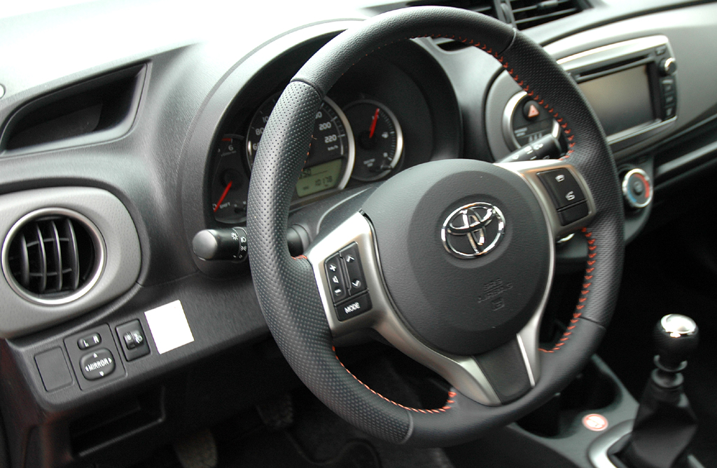 Toyota Yaris: Blick ins recht übersichtlich gestaltete Cockpit. 
