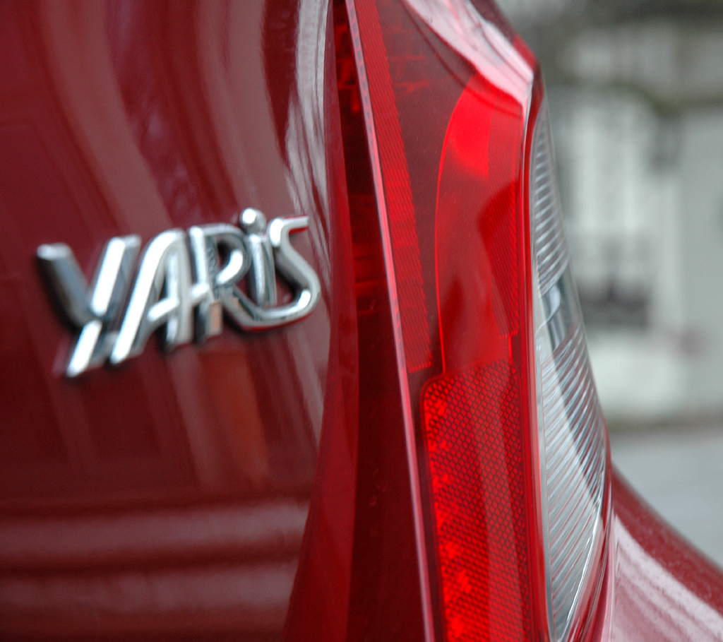 Toyota Yaris: Modellschriftzug an der Heckklappe. 