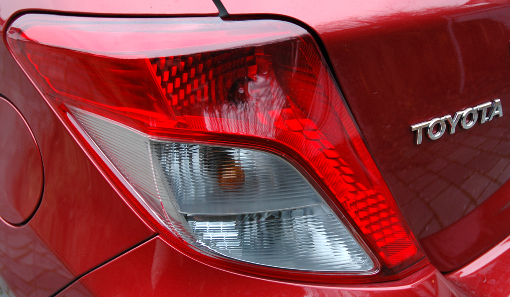 Toyota Yaris: Moderne Leuchteinheit hinten mit Markenschriftzug. 
