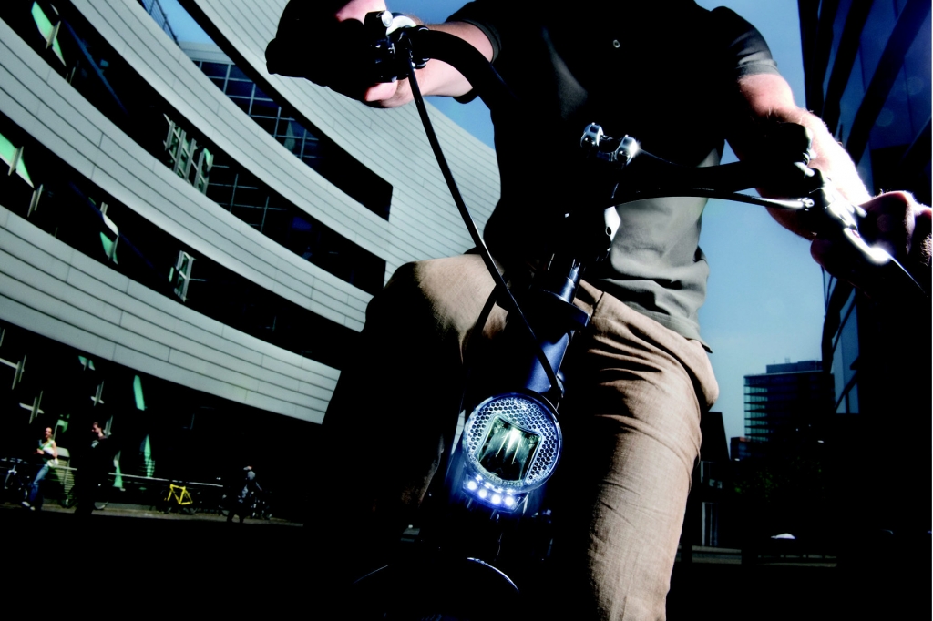 Urteil: Beim Fahrradschieben kein Helm nötig