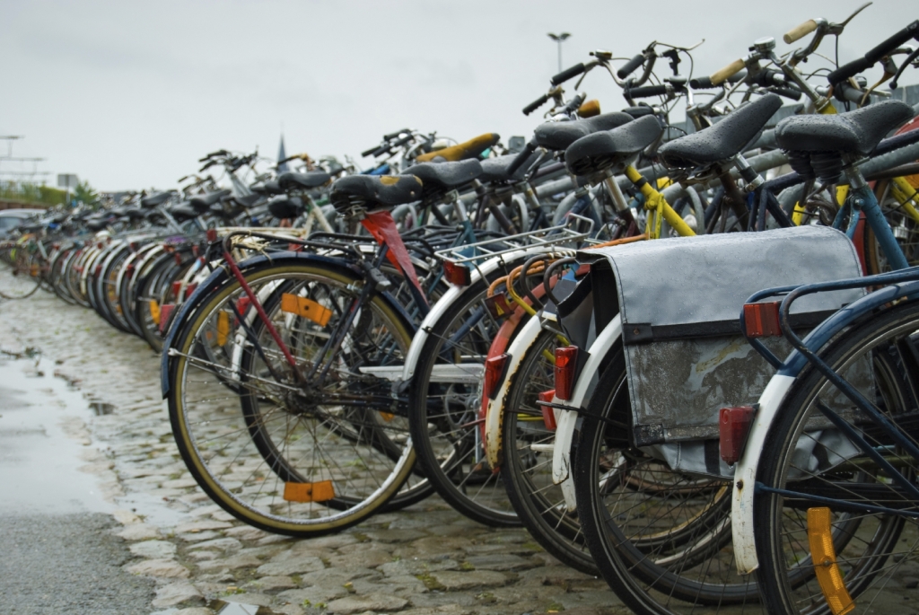 Urteil: Beim Fahrradschieben kein Helm nötig