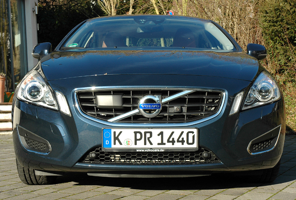 Volvo S60: Blick auf die Frontpartie der Sportlimousine. 