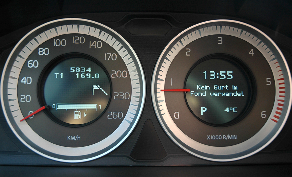 Volvo S60: Blick durch den Lenkradkranz auf die Rundinstrumentierung. 