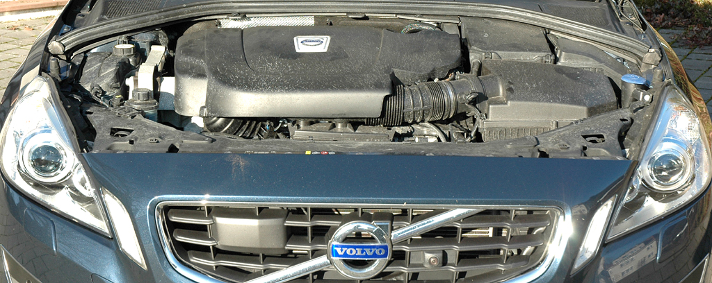 Volvo S60: Blick unter die Haube auf den 2,4-Liter-Fünfzylinder-Selbstzünder. 