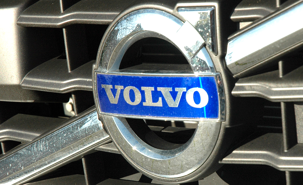 Volvo S60: Das Markenlogo sitzt vorn in einer Diagonalspange im Kühlergrill. 