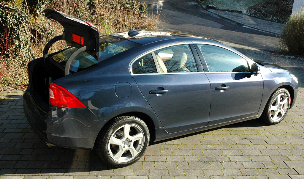 Volvo S60: Ins Gepäckabteil passen erweiterbare mindestens 380 Liter hinein. 