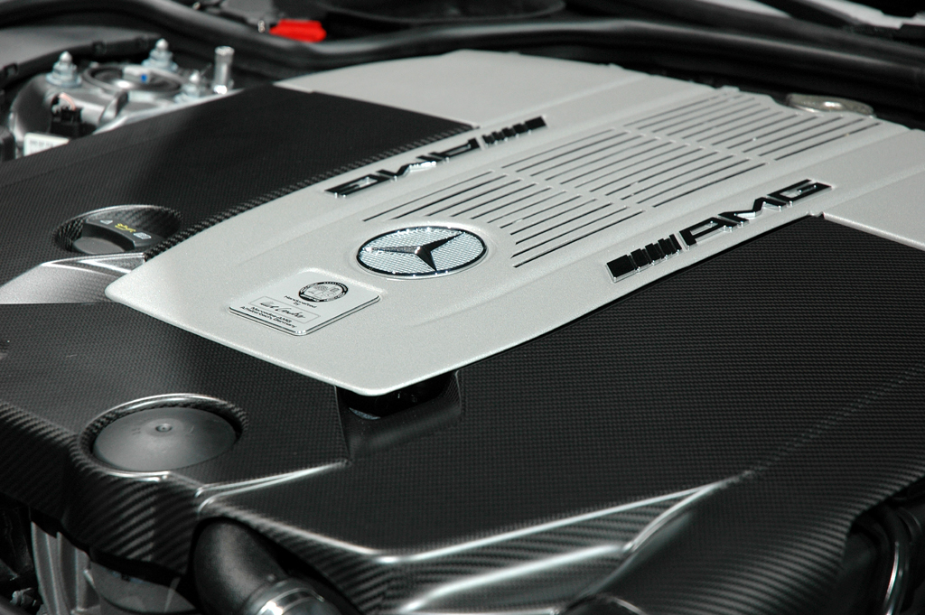... auf den Zwölfzylinder-Biturbo mit 463/630 kW/PS. 