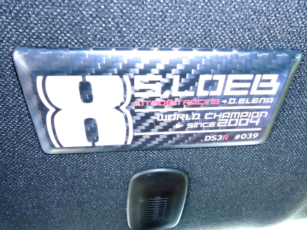 ... mit dem Namen des Citroën-Rallye-Weltmeisters. 